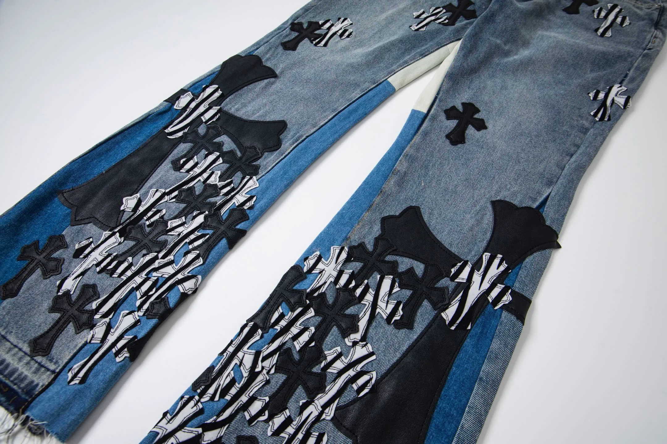 💰290 GALLERY DEPT & Chrome hearts Washed jeans with large logo and devil multi-label cross, truly restore the ultimate vintage texture, three-dimensional version, loose and comfortable, not picky about the figure, taller and slimmer, factory-made, original quality control, same style for men and women, can be matched with couples, versatile recommendation, must-have jeans for all seasons, fashionable people have been disappointed. From the quality selection of fabrics, the tailoring of details, and the matching of patterns, they are all impeccable! The upper body is so handsome when worn...it can be easily worn by men, women and children! The craftsmanship is made of heavy-duty washed pure cotton denim fabric. After washing, it is soft and thick. It is very stylish when worn on the body. Style number: 1756 Color: blue Size: 28 30 32 34 36
